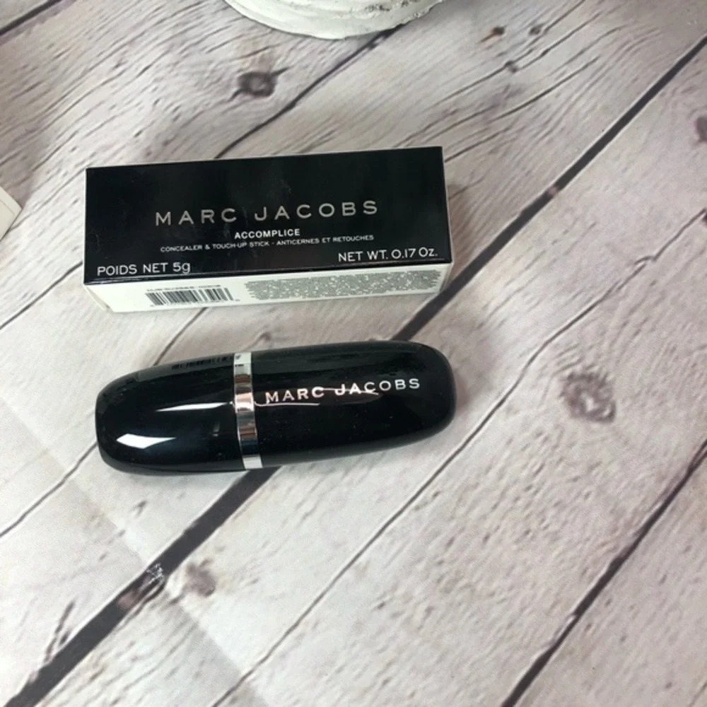 Marc jacobs accomplice concealer and touch up stick- deep 59